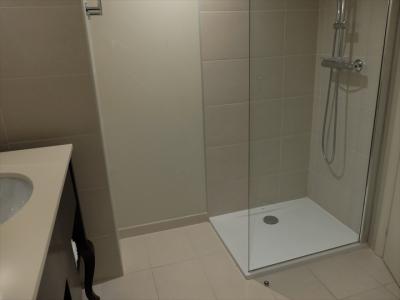 すっきりしたデザインの浴室。シャワーブースが小さくて残念。