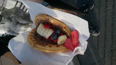 フルーツとチョコのワッフル