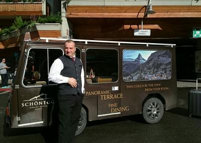 送迎車と運転手さん（ポーズを決めてくれました）