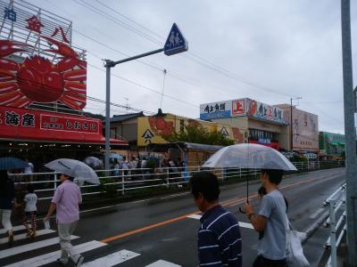 雨天でも人だかり