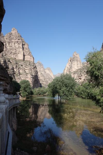 黄土高原の見事な景観と様々な時代の石窟彫刻