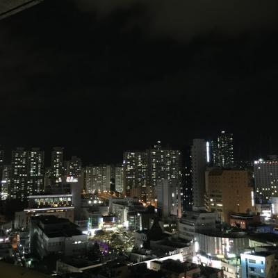 バルコニーから海沿いのホテル群の夜景。綺麗です。