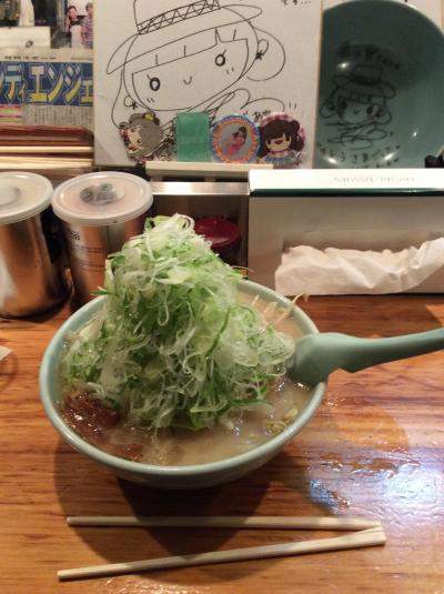 狸小路商店街にあり，驚きの量のネギが乗っています