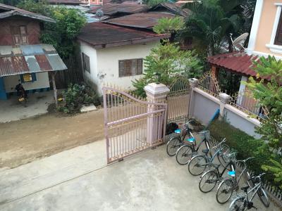 テラスからの眺め　この通りに托鉢僧が通る。自転車は無料貸出！