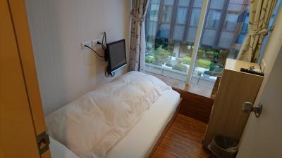 窓付きの部屋は少し高いです。