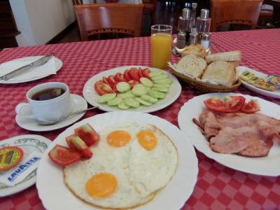 朝食。たくさんでてきます。特にトマト。