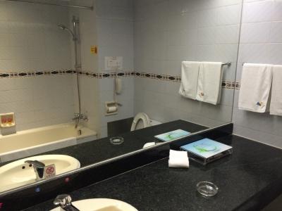 水浸しに注意。カーテン一枚の仕切りのみ