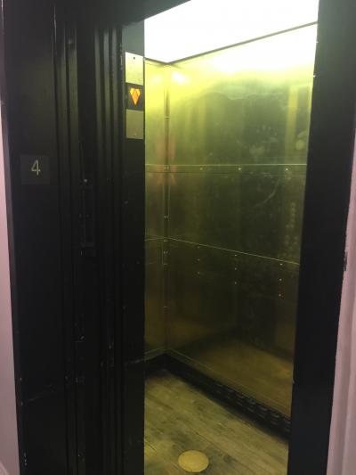 金色のエレベーター