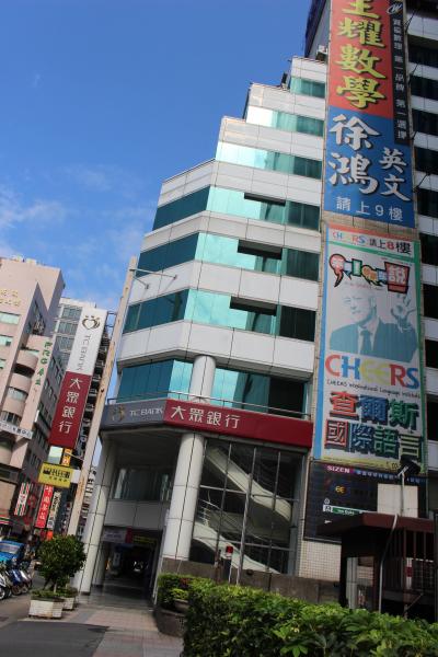 語学学校の入ったビルにあります