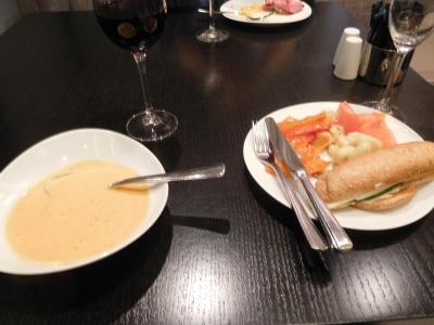 ラウンジでディナーを摂っているところ