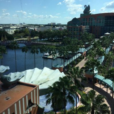 部屋からの眺め。一番奥に見えるのが、スワン(ホテル)です。