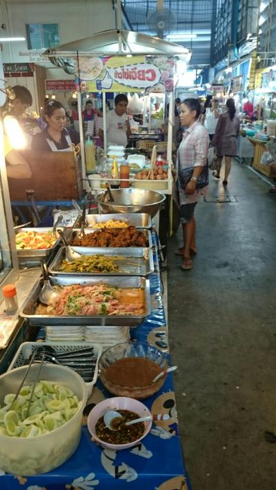 窓から見える屋根つきの市場