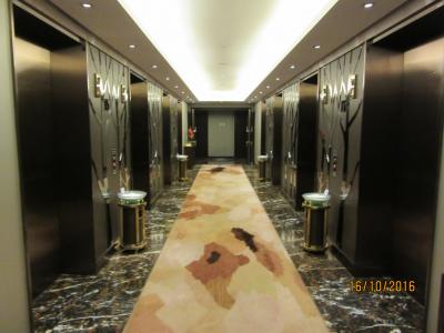 エレベータは８基