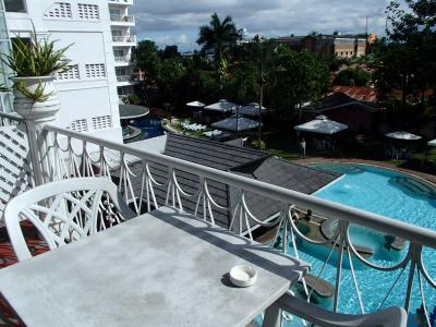 バルコニーかプールを望む