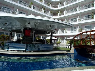 新館側。プールバーも