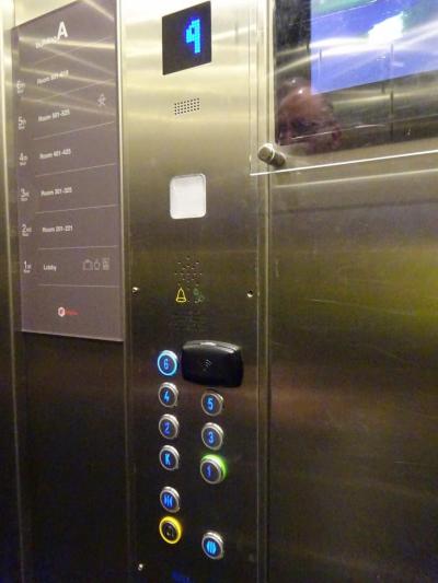エレベーターは鍵をかざし、宿泊階のみに止まるシステム