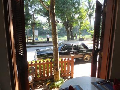 クラシックなベンツで空港送迎してくれました