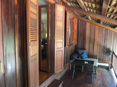 部屋のベランダで読書しました