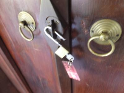 部屋のカギはクラシックな南京錠