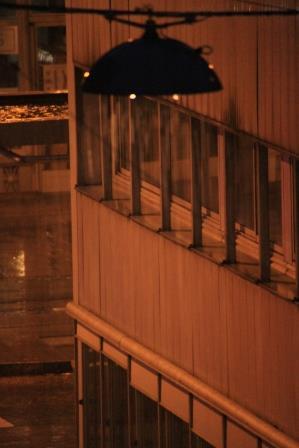 部屋の窓から。夜の街はこの程度の明るさです。