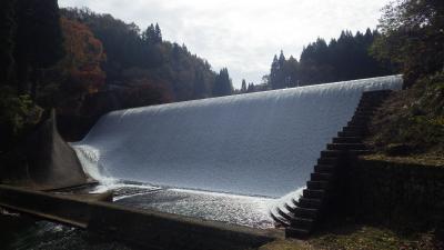 人工ダムからの流れが