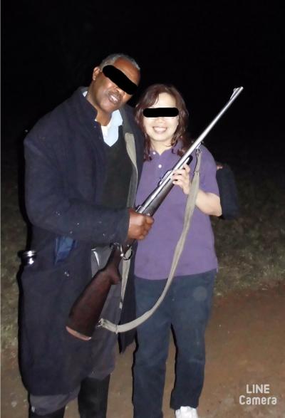 夜はライフルを持ったガードマンが動物の侵入を防ぎます。