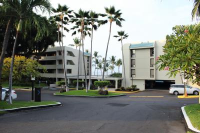 エントランスから。建物は２つで真ん中が受付ロビー。