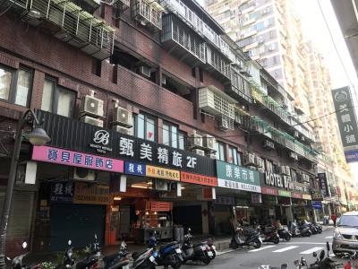 台湾っぽいビルの2階です。