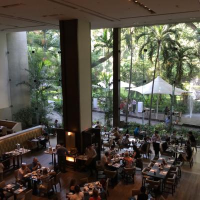 朝食会場のISO、ロビーからの眺め