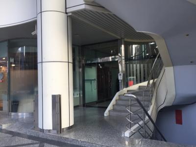 入り口！銀行の右側から入ります！エレベーターで5階へ