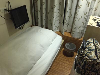 ベットとその半分くらいの床！小さいスーツケースしか開けない