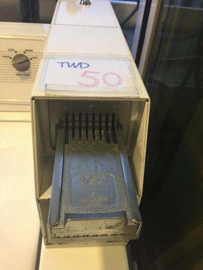 洗濯機のコイン入れ！50元入れて強く奥まで押し込む