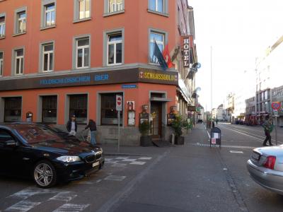 こちらは併設のレストランでホテルの入り口は左に行ったところに