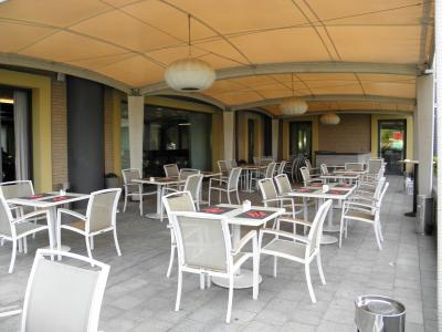 レストラン横のテラス席　灰皿があります