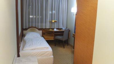 小さなベッドですが快適なマットでした。