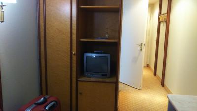 テレビの下に冷蔵庫