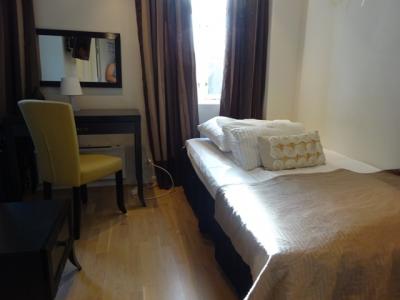 シングルの部屋は狭め