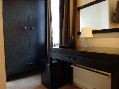 大きな洋服ダンスがあります