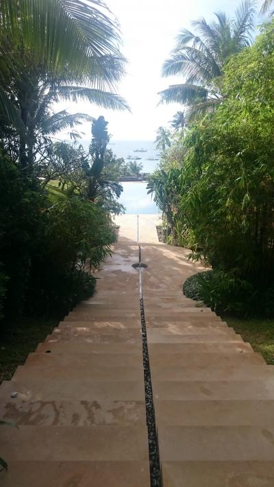 エントランスから部屋の階段。階段の両脇に部屋棟がある。