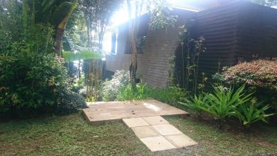 部屋棟。ここは1階の入り口。逆側に2階の入り口がある