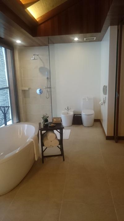 シャワールームとトイレット