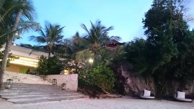 プライベートビーチからの部屋棟