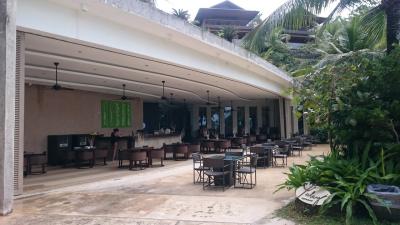 レストラン。右側からビーチが眺められる