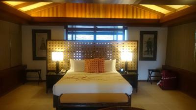 リビングの続きあるベッドルーム。後ろ側にバスルームがある。