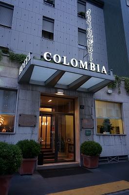 ゲートが歩道に直接面しています