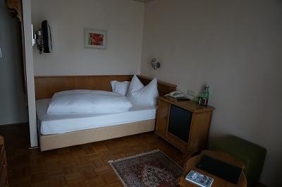 古い作りですが小ざっぱりした客室