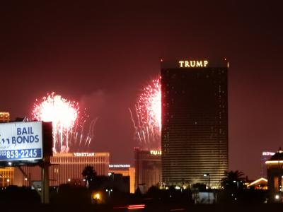 年末の花火。トランプタワーが邪魔。