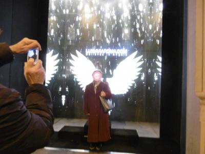 Calzalioli通りに、エンジェル気分になることができるショウウインドウが。