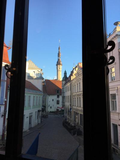 朝食会場の窓より、市庁舎の塔