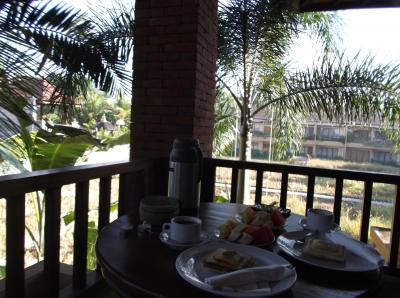 バルコニーに運んでくれる朝食☆電話で注文できます